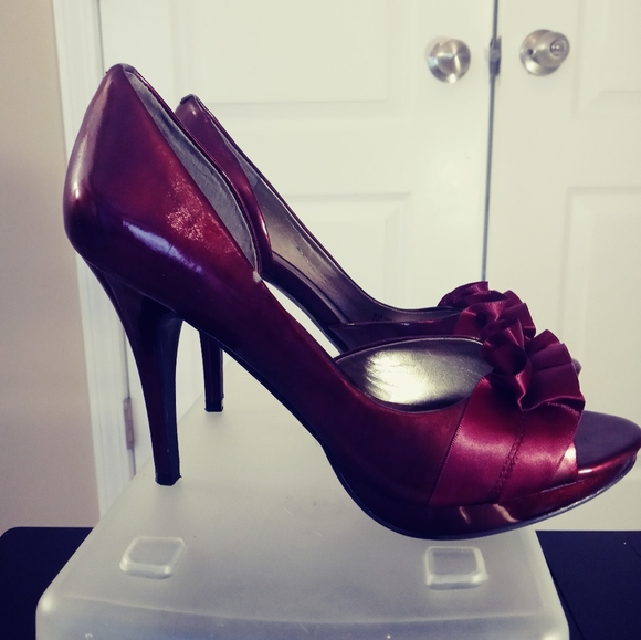 Carlos Santana Maroon Heels - Picture 2 of 10